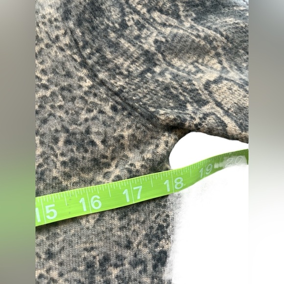 Ladies Mainbocher 2-Ply Cashmere Sweater Beige Animal Print Size Large - Picture 4 of 5